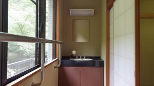 有料利用施設である和室にある洗面台の写真