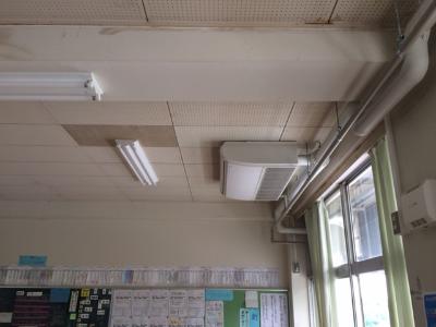 普通教室に設置した空調機の例