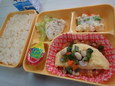 彩り野菜のオムライス風丼ぶりの給食写真