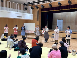 絵本の会「にこにこ絵本ひろば～絵本をまるごと楽しもう♪～」の様子
