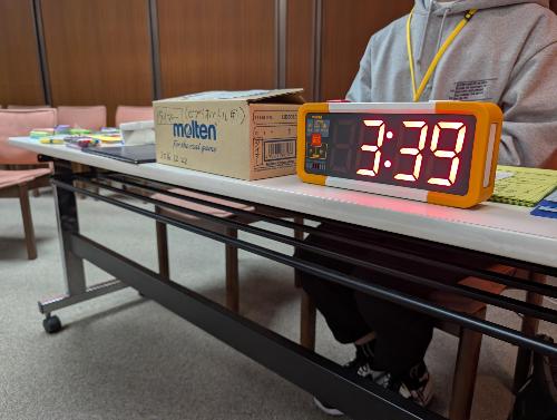 語る時間を測っているようす