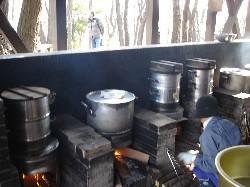 青少年施設ひなた村の炊事場での調理風景の写真