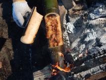 たき火ワークショップで作った竹飯の炊きあがりの写真