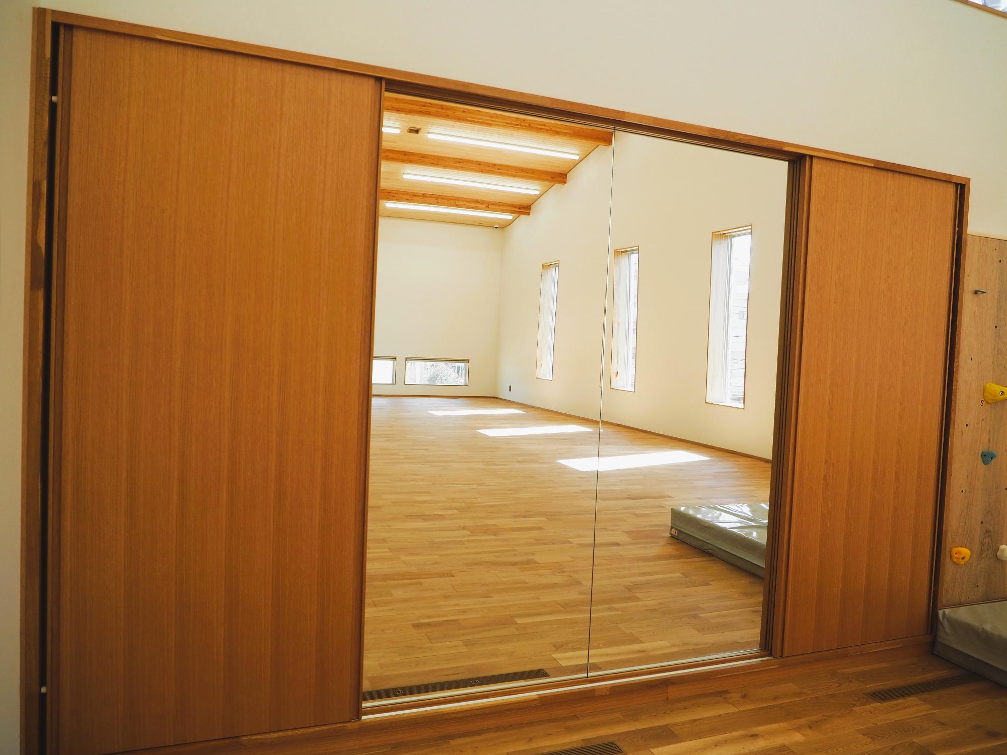 成瀬子どもクラブの大きな鏡