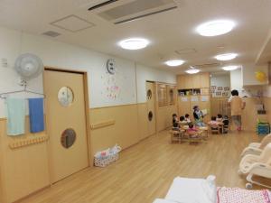 太陽の子町田駅前保育園の0歳児保育室の写真