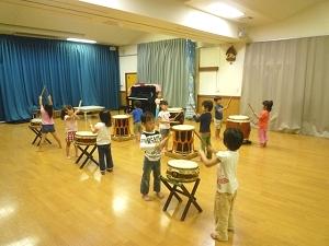 町田わかくさ保育園のホールで太鼓をたたいている子どもの写真