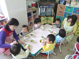 町田ときわ保育園の1歳児の食事の写真