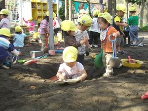 町田わかくさ保育園の0歳児の砂場遊びの写真