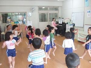 町田南保育園の4歳児の室内でのリズム遊びの写真