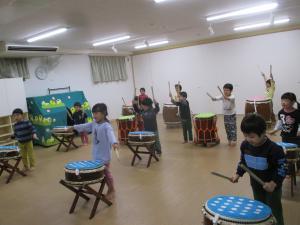 本町田わかくさ保育園での和太鼓遊びの様子の写真