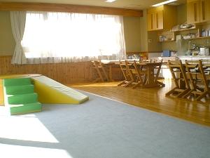 多摩境敬愛保育園の乳児室の写真